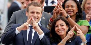 Emmanuel Macron et Anne Hidalgo aux abords de la Seine le 24 juin à Paris.