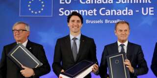 Le Président de la Commission européenne Jean-Claude Juncker, le Premier ministre du Canada Justin Trudeau et le Président du Conseil européen Donald Tusk à la cérémonie de signature du CETA à Bruxelles, le 30 octobre 2016.