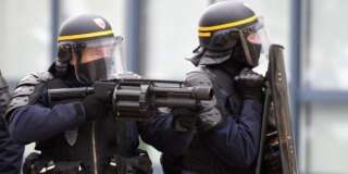 Des policiers avec un lance-grenades anti-émeutes lors de l'acte XIII des gilets jaunes le 9 février 2019 à Lorient (photo d'illustration)