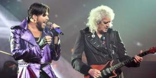 Adam Lambert et le guitariste Bryan May lors d'un concert de la tournée