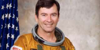 Mort de John Young, astronaute pionnier de la conquête spatiale qui avait marché sur la Lune.