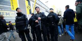 Des policiers devant le Signal Iduna Park avant Borussia Dortmund-Eintracht Francfort le 15 avril 2017.