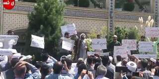 Un religieux s'adresse à des manifestants le 3 août à Machhad, en Iran, où les tensions montent notamment à cause de la situation économique.