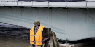 Le zouave de la Seine habillé d'un gilet de sauvetage géant pour la bonne cause