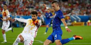 Football Soccer - Croatia v Spain - EURO 2016 - Group D - Stade de Bordeaux, Bordeaux, France - 21/6/16 Spain's Gerard Pique in action with Croatia's Ivan Perisic  REUTERS/Michael Dalder Livepic
