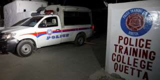 Une voiture de police quitte l'école de police de Quetta après l'attaque terroriste, mardi 25 octobre.