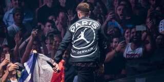 En concert à Paris, Justin Timberlake dévoile une veste de la nouvelle collaboration PSG x Air Jordan.