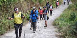 Des randonneurs indonésiens et étrangers redescendent du mont Rinjani à Lombok, en Indonésie, le 30 juillet.
