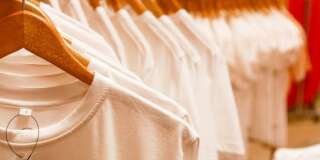 Comment expliquer la différence de prix entre un T-shirt blanc à 5 euros et un à 125 euros ?