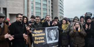 Des soutiens de Asli Erdogan manifeste avant son procès à Istanbul, le 29 décembre 2016.