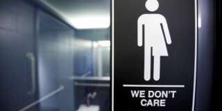 Un signe collé en Caroline du Nord suite au débat sur la loi obligeant les personnes transgenres à utiliser les toilettes correspondant à leur genre de naissance.  REUTERS/Jonathan Drake/File Photo