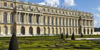 Dans les jardins du château de Versailles, qui recevra bientôt son bloc de marbre. Il devrait être transformé en fontaine.