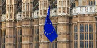 Un drapeau de l'Union européenne agité par des manifestants anti-Brexit sur la place du Parlement britannique à Londres le 4 décembre 2018.