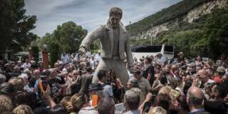 La statue de Johnny Hallyday inaugurée le 16 juin 2018 à Viviers par le sculpteur Daniel Georges.