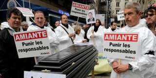 Des manifestants de l'Andeva, une association qui défend les victimes de l'amiante, le 6 novembre 2013 à Paris.