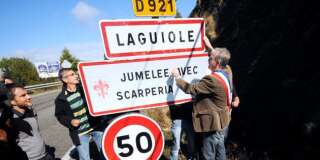 Le chef Michel Bras et le maire de Laguiole Vincent Alazard, retirant symboliquement un panneau de signalisation en 2012.
