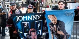 Des fans de Johnny Hallyday sur les Champs-Elysées à Paris lors de l'hommage populaire au chanteur le 9 décembre 2017.