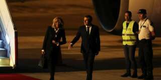 Emmanuel Macron et son épouse à leur arrivée en Argentine pour une visite officielle suivie d'une participation à un G20 annoncé tendu.