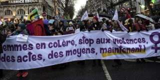 Lors d'une manifestation le 8 mars, journée internationale des droits des femmes, des manifestantes à Paris réclament davantage de moyens pour lutter contre les violences.