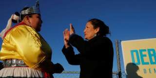 Jusque-là aucune femme issue des communautés autochtones n'avait été élue. Deb Haaland, 57 ans, a été élue au Nouveau-Mexique. Elle est issue de la tribu amérindienne Laguna Pueblo.