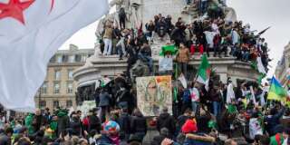 La place de la République a accueilli ce 17 mars des milliers d'Algériens.
