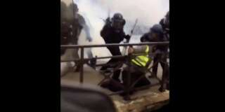 Capture de la vidéo montrant un gilet jaune matraqué au sol par un gendarme mobile