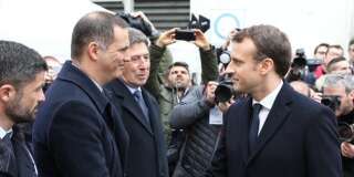 Le président de la République Emmanuel Macron salue le président du conseil exécutif corse Gilles Simeoni après la cérémonie d'hommage au préfet Claude Erignac.