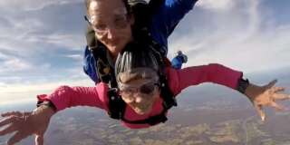 Cette super mamie s'est offert un saut en parachute pour ses 94 ans