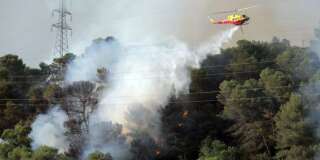 Un hélicoptère combat un incendie à Castagniers, près de Nice, le 17 juillet.