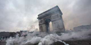 L'Arc de Triomphe enfumé par les gaz lacrymogènes lancés le 1er décembre, lors d'affrontements entre gilets jaunes et forces de l'ordre.