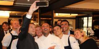 Lors de son déjeuner avec des chefs à Sydney pour mettre à l'honneur la gastronomie, Emmanuel Macron a pris un selfie avec les cuisiniers.