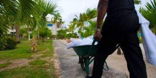 La veille du passage de l'ouragan Irma, un employé de l'hôtel Mercure de Marigot, à Saint-Martin, pousse une charrette emplie de sacs de sable, pour se préparer au pire.
