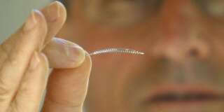 Un micro implant de stérilisation présenté en 2004 à Marseille.