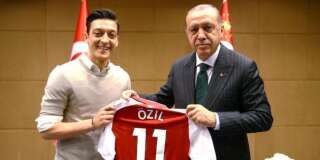 Mesut Özil, critiqué pour une photo avec Recep Tayyip Erdogan, annonce qu'il quitte la sélection allemande