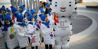Des enfants photographiés le 8 février 2018 avec la mascotte des Jeux Olympiques de Pyeongchang.   REUTERS/Kim Hong-Ji