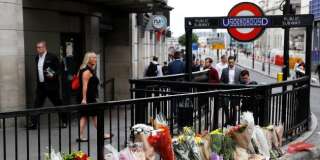 Des fleurs et des messages ont été déposés devant la station de métro Monument à côté du London Bridge, après l'attentat qui a fait 7 morts le 3 juin 2017.