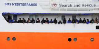 Des migrants débarquant de l'Aquarius en Sicile, fin mai 2018