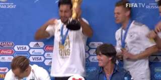 Joachim Löw douché au champagne pour fêter la victoire de l'Allemagne en Coupe des confédérations