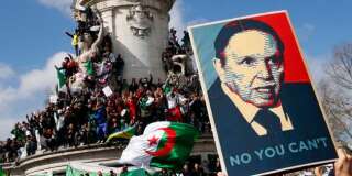 Un portrait d'Abdelaziz Bouteflika lors d'un rassemblement parisien contre un cinquième mandat et même pour le départ du président algérien.