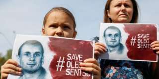 Des manifestants demandent la libération d'Oleg Sentsov, lauréat du prix Sakharov 2018, devant l'ambassade russe de Kiev.