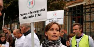 Des habitants de Forges-les-Bains manifestent le samedi 8 octobre 2016. Les villageois protestent contre l'arrivée de migrants dispersés à travers le pays alors que le gouvernement évacue la jungle de Calais.
