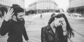 La maltraitance émotionnelle, employée afin d’asseoir son pouvoir et sa domination dans une relation, peut prendre plusieurs formes.
