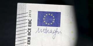 Le drapeau européen et la signature du Président de la BCE Mario Draghi, vus sur un billet de cinq euros.