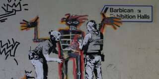 À Londres - non loin du Barbican Center, lieu de la prochaine exposition en hommage à Basquiat - le Britannique Banksy a revisité l'un des chefs d'oeuvres du peintre américain.