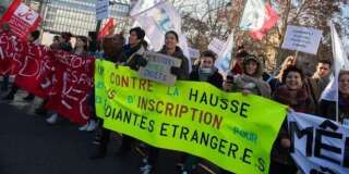 Des étudiants manifestent contre la hausse des frais d'inscription pour les étudiants étrangers le 13 décembre 2018 à Paris.