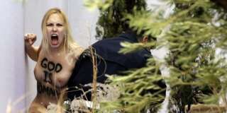 Trois Femen représentant une