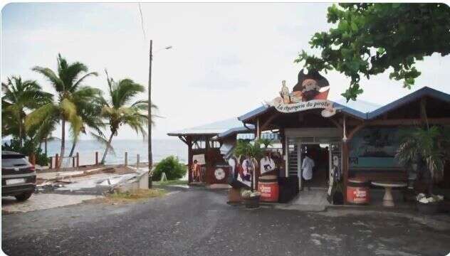 Placée en zone d'alerte maximale Covid-19, la Guadeloupe ferme ses bars et restaurants pour deux semaines, une mesure qui passe mal auprès des restaurateurs et clients. (Extrait vidéo Bénédicte Jourdier pour l'AFP)