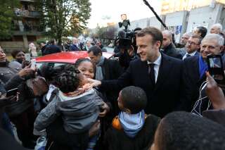 Bain de foule et fillette réconfortée, Emmanuel Macron est retourné en banlieue