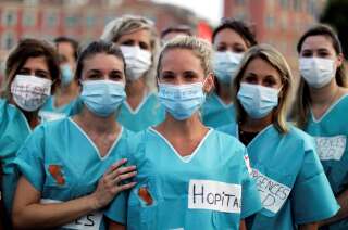 Des soignant.e.s manifestent à Nice dans le cadre d'une journée nationale d'action pour demander au gouvernement d'améliorer les salaires et d'investir dans les hôpitaux publics, à la suite de la crise du coronavirus, le 30 juin 2020.