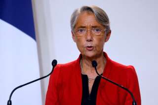 Elisabeth Borne, ici photographiée en novembre 2020 à l'occasion d'une conférence de presse à Paris, a annoncé que l'indemnisation du chômage partiel resterait inchangée jusqu'à la fin avril.